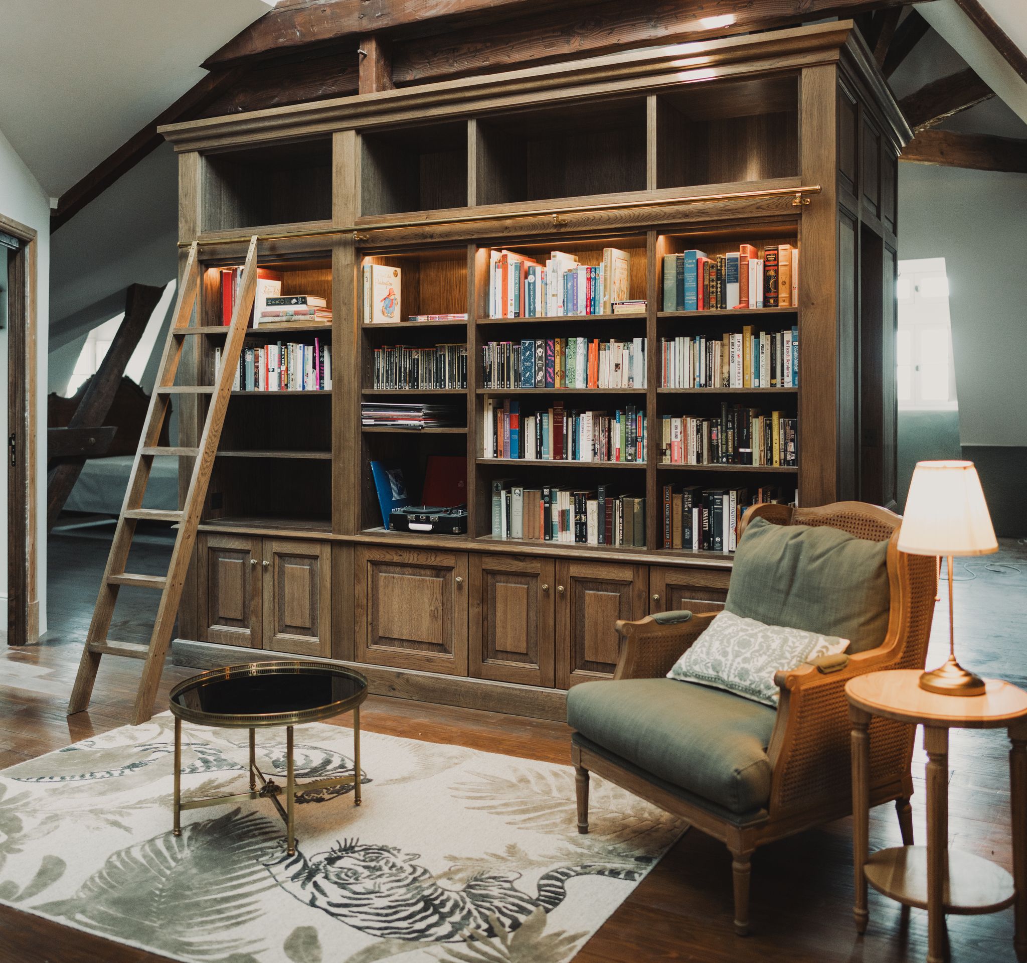 Bibliothèque en bois massif dans une chambre
